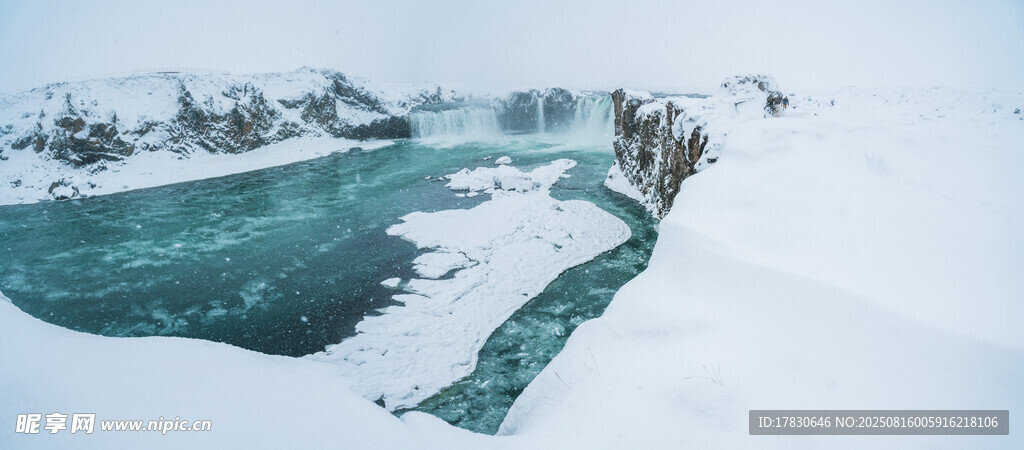 冬日冰雪覆盖的河流景观