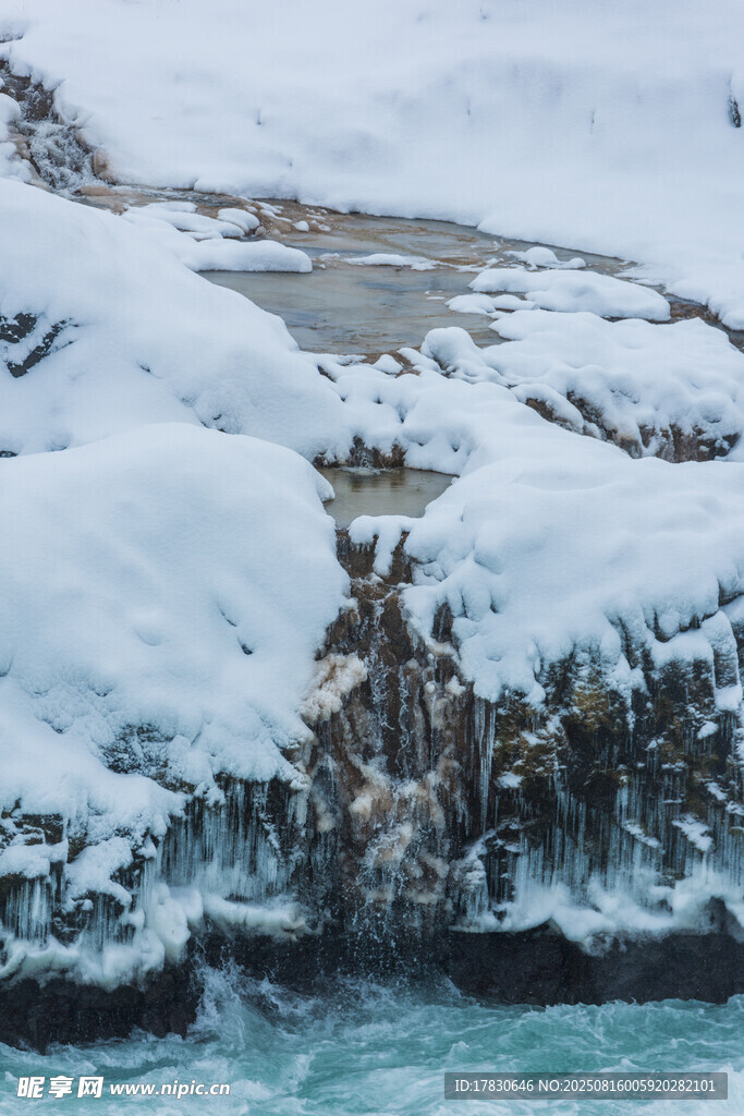 冰雪覆盖的海岸岩石景观