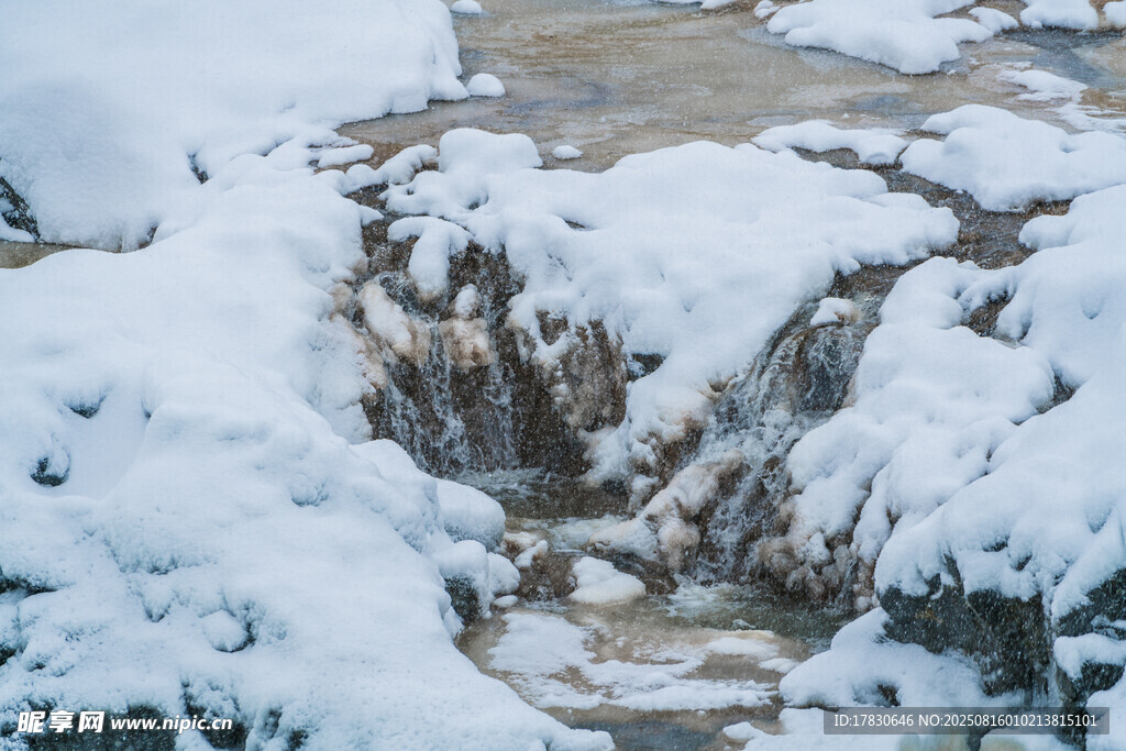 雪覆山石的冬日自然景致