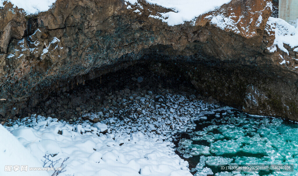冰雪覆盖的海边岩洞景观