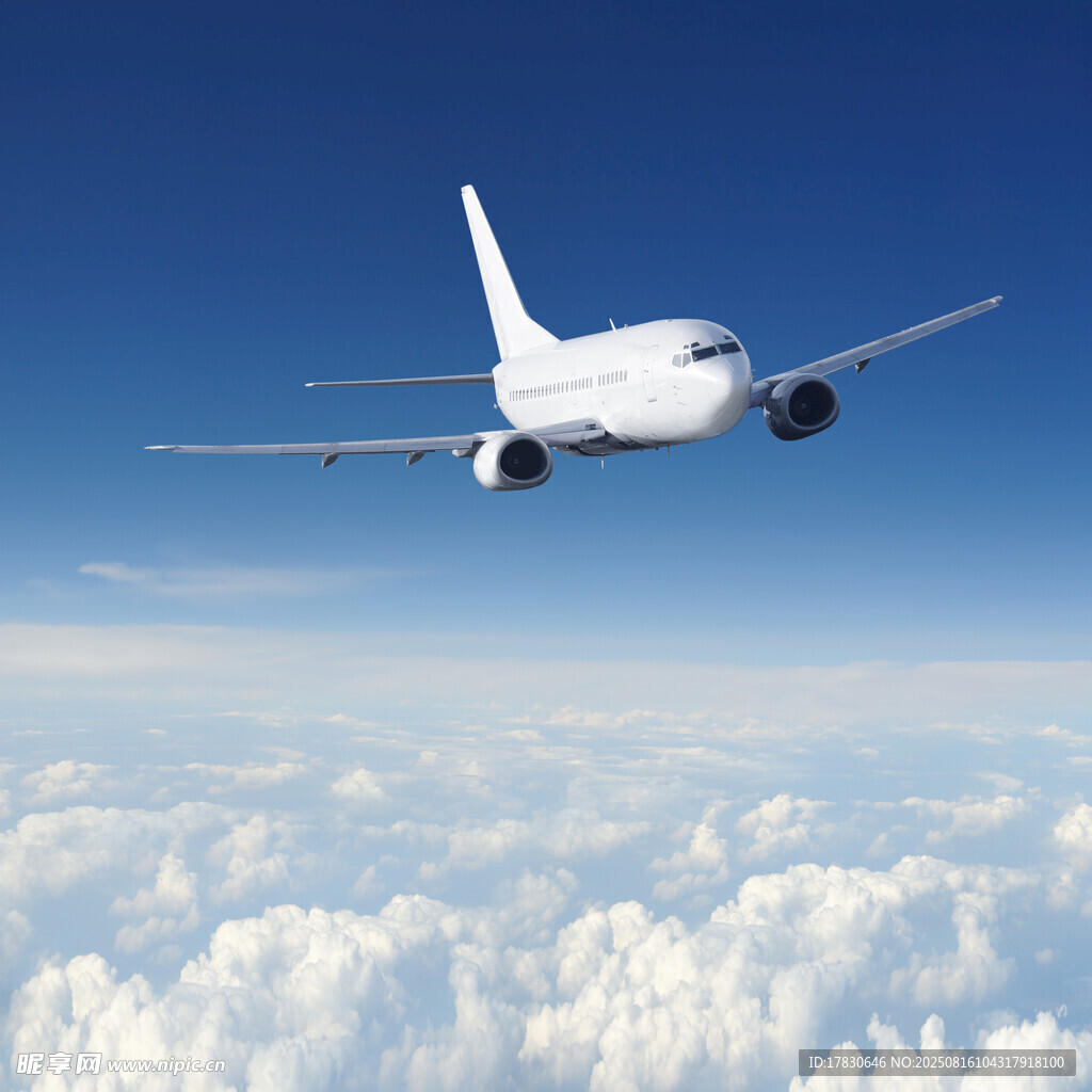 高空翱翔的白色民航客机