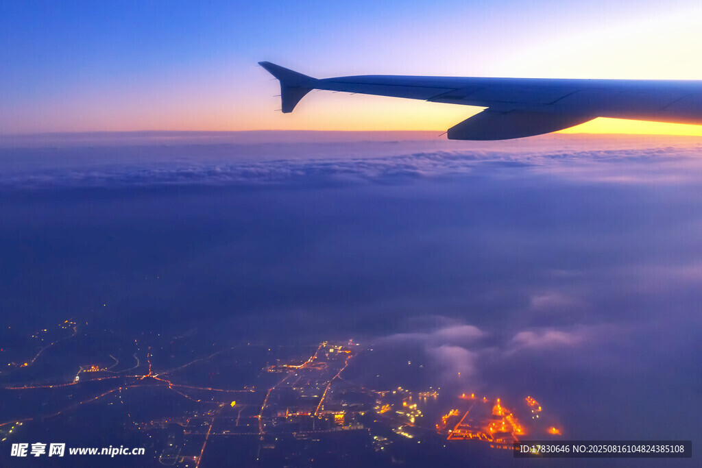 高空俯瞰城市与飞机机翼