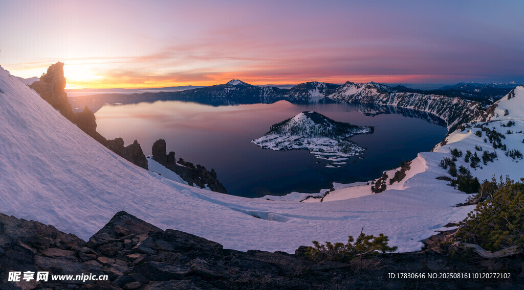 火山湖壮丽日出雪景