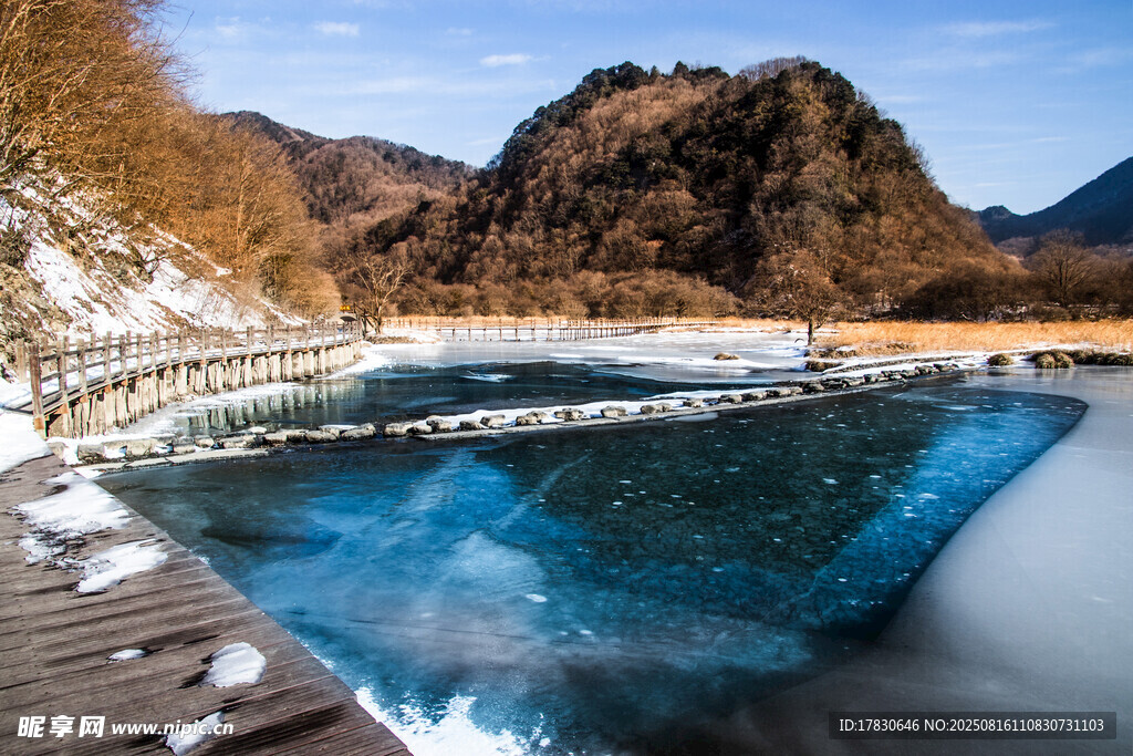 冬日幽蓝湖泊美景