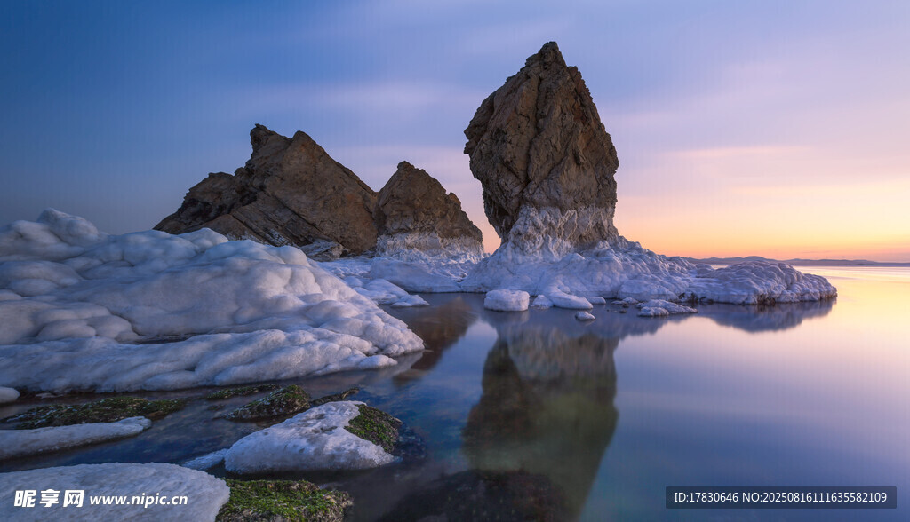 夕阳下的冰川湖美景