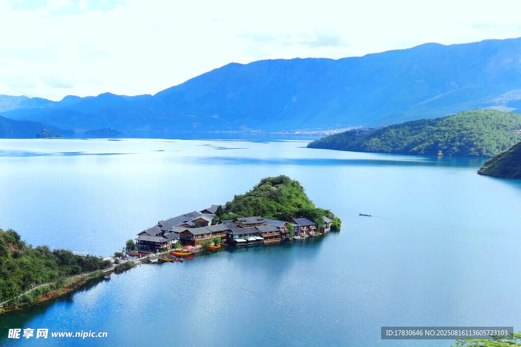 泸沽湖湖心岛美景