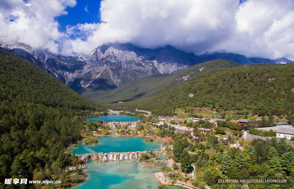 山间蓝湖美景