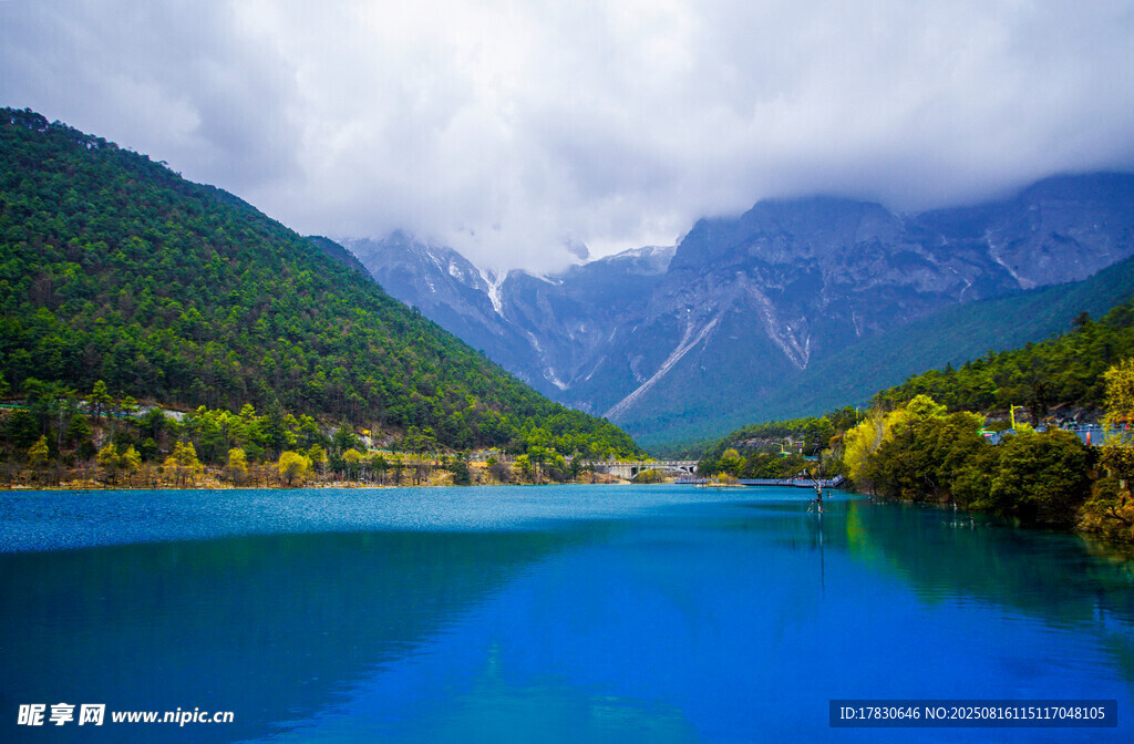 梦幻蓝湖映青山美景