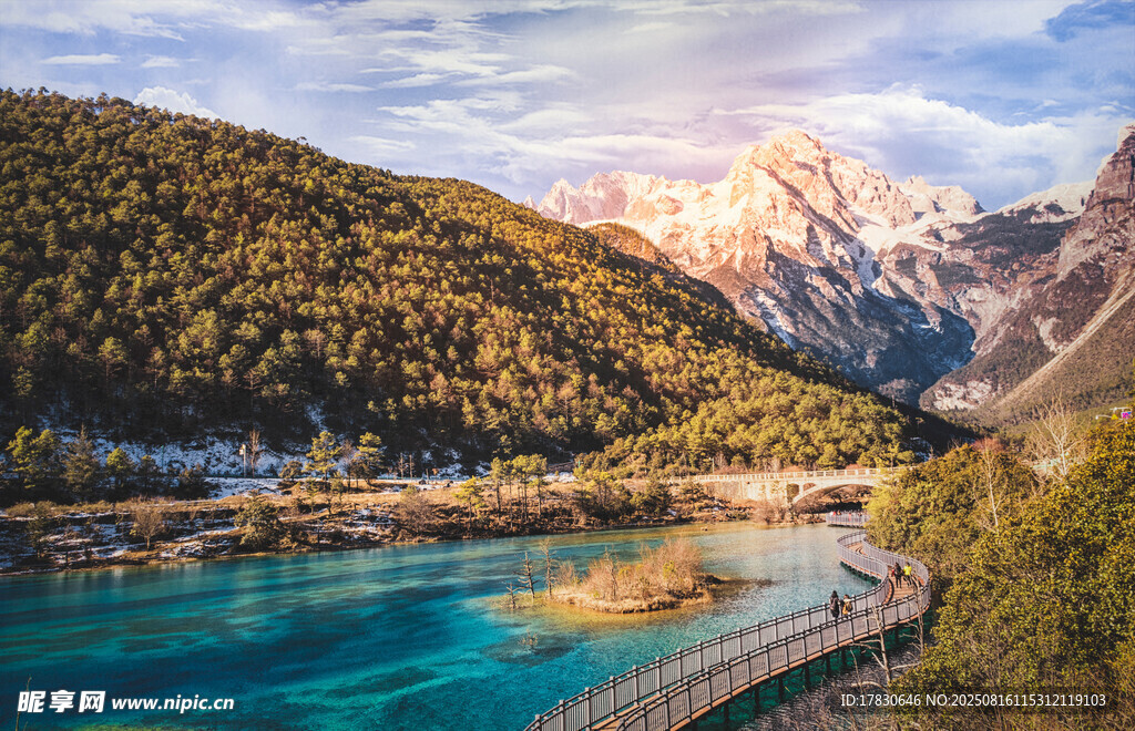梦幻蓝湖与壮丽雪山美景