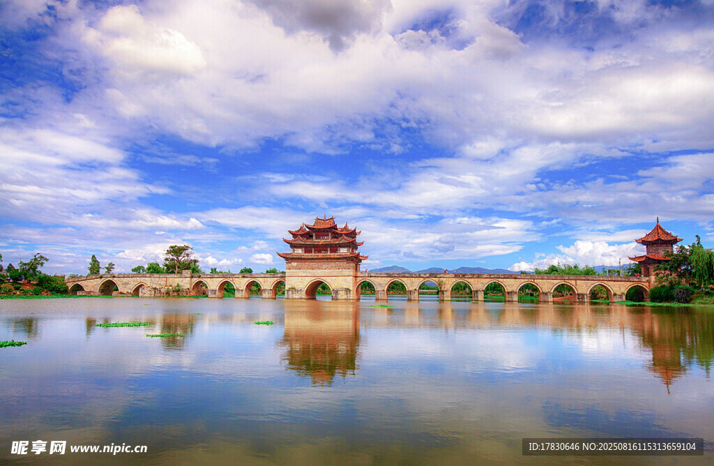 湖畔古建筑与蓝天白云倒影