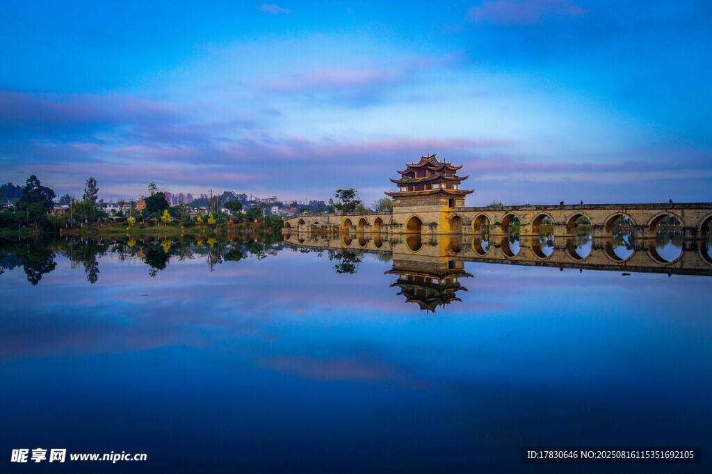 湖畔古建美景倒映水面