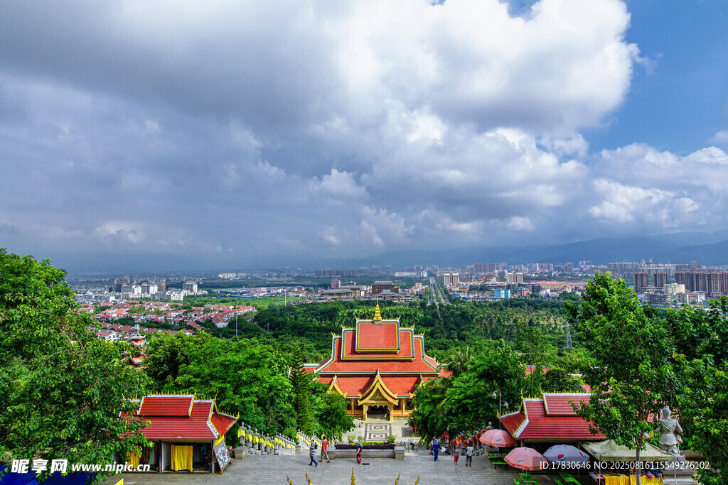 俯瞰色彩绚丽的庙宇景观