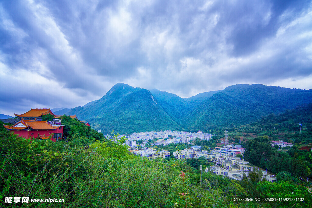 山间古建与秀丽村落风光