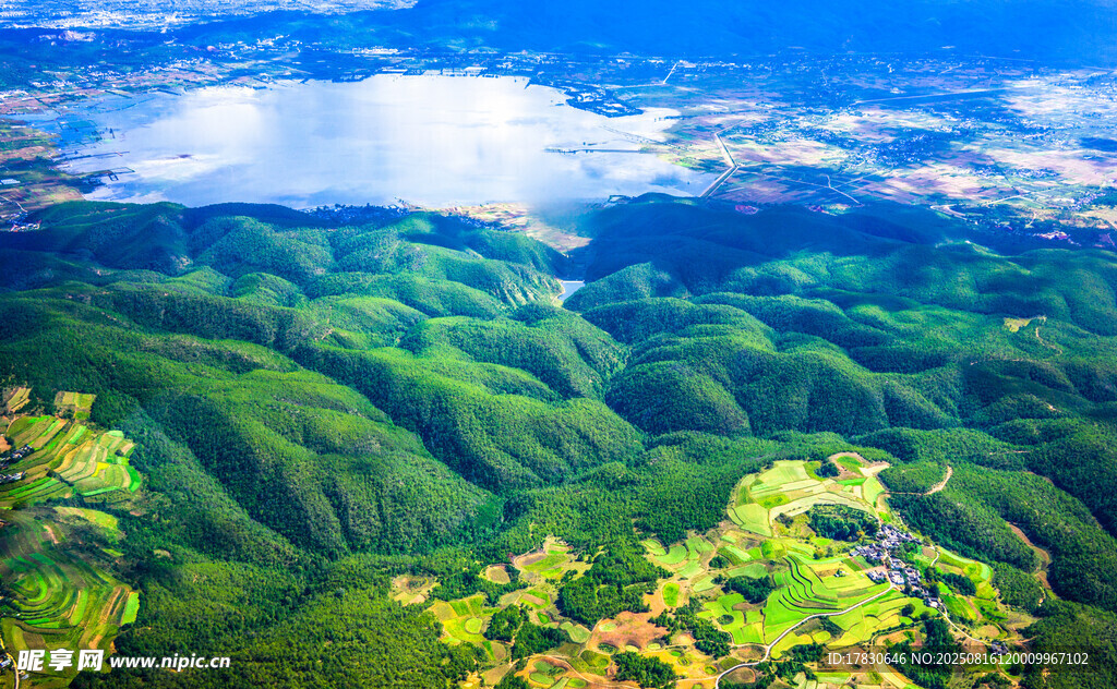 翠绿山峦间的壮阔自然景观