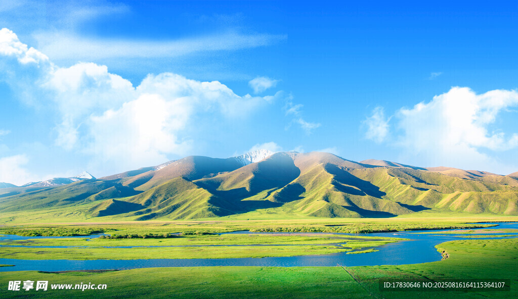 草原山峦蓝天美景如画