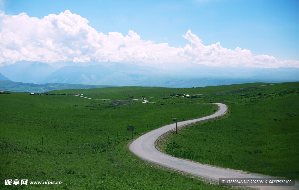 草原蜿蜒公路美景
