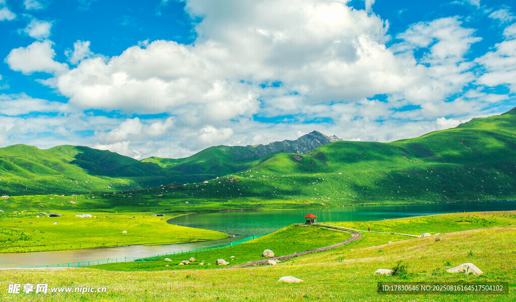 草原湖畔美景