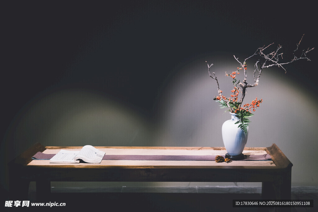 中式案几上的雅致插花