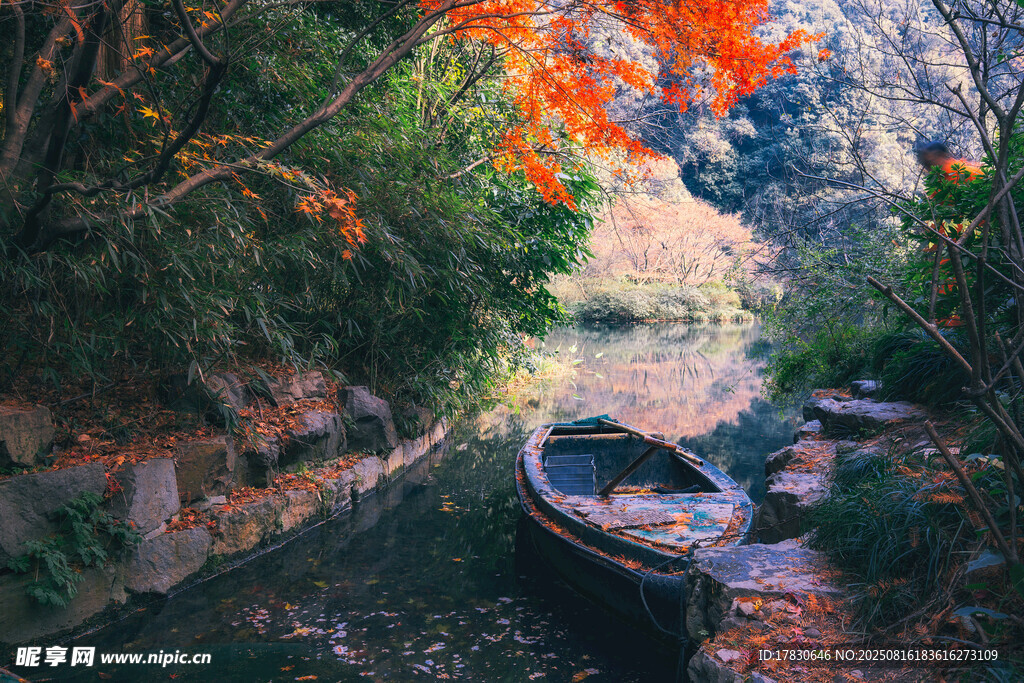 溪边小船伴秋日山林景