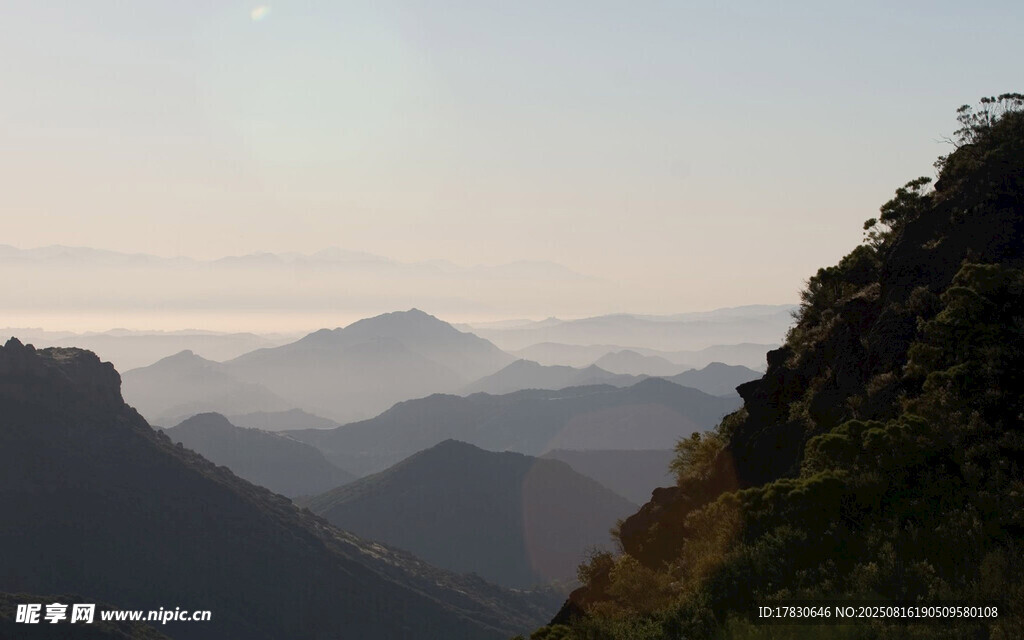山峦叠嶂的壮丽自然景观
