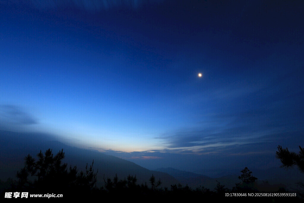 夜幕下的星空与朦胧月色