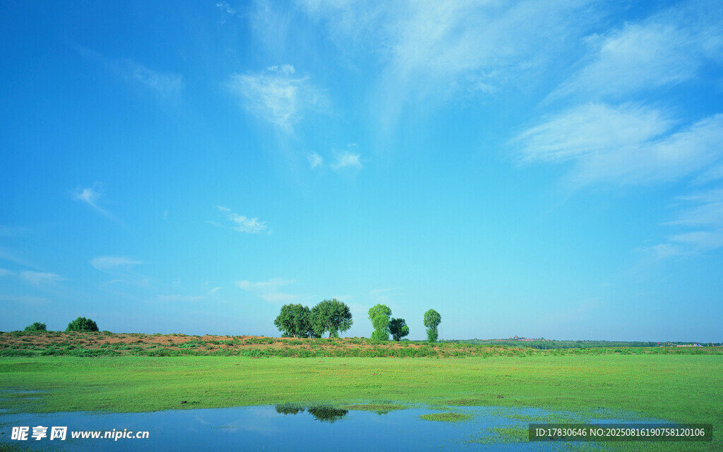 草原湖畔美景