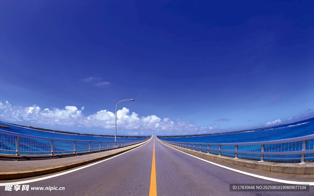宽阔公路伸向远方