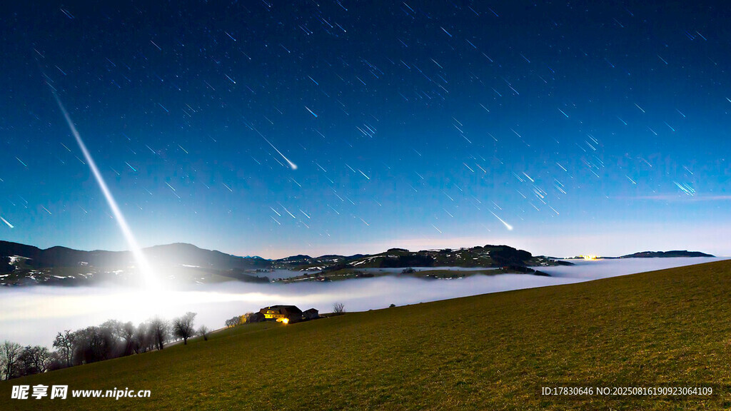 星空下的云海与草地美景