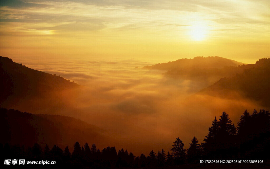 山间日出云雾缭绕美景