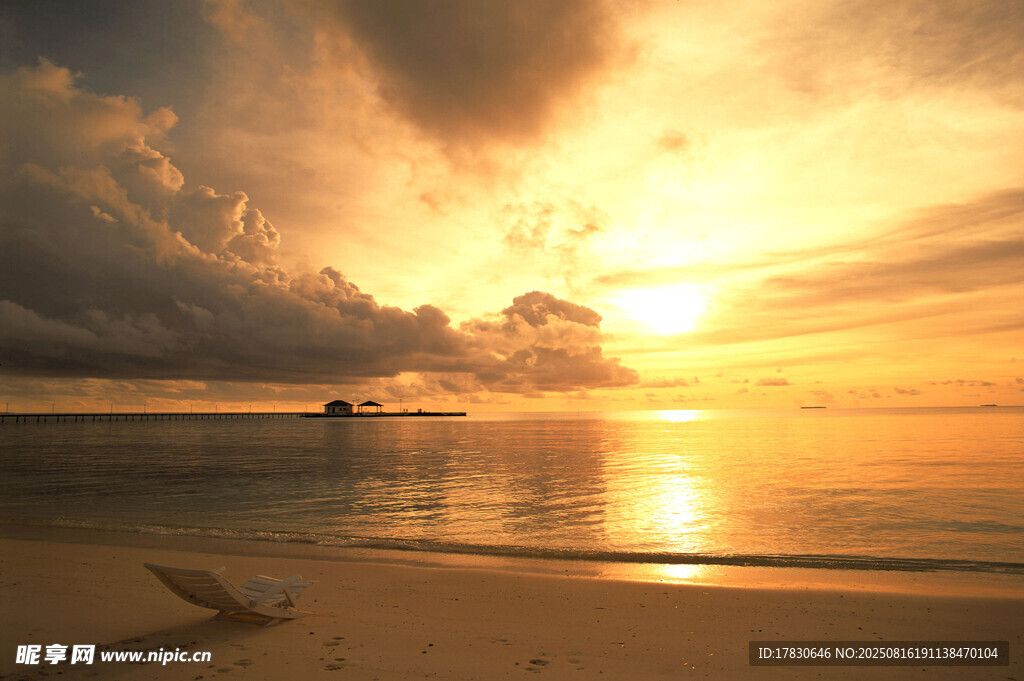 夕阳下的海滩美景