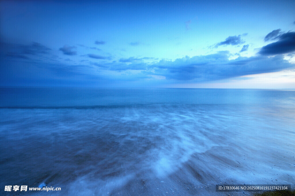 海边暮色下的浪漫海浪