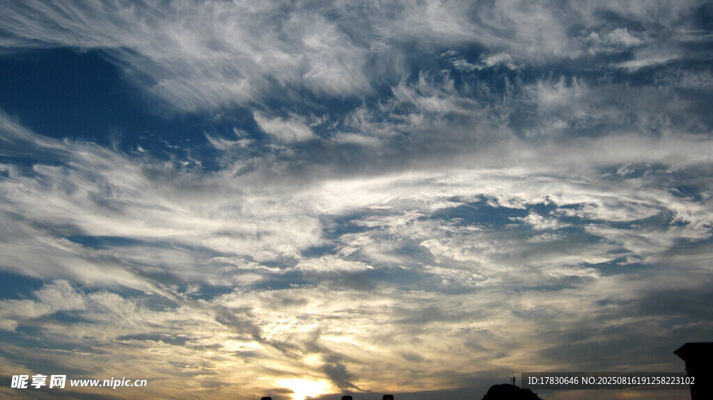 夕阳下的绚丽天空