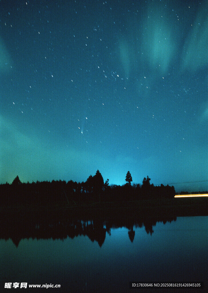 极光下的静谧湖畔夜景