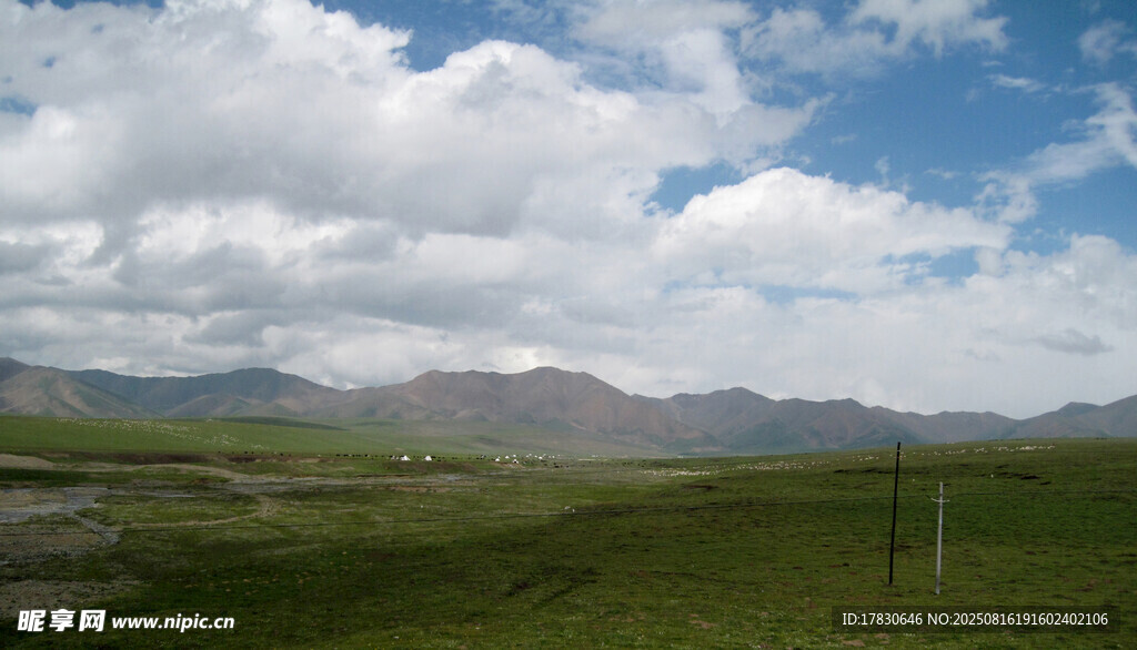 草原蓝天远山风景图