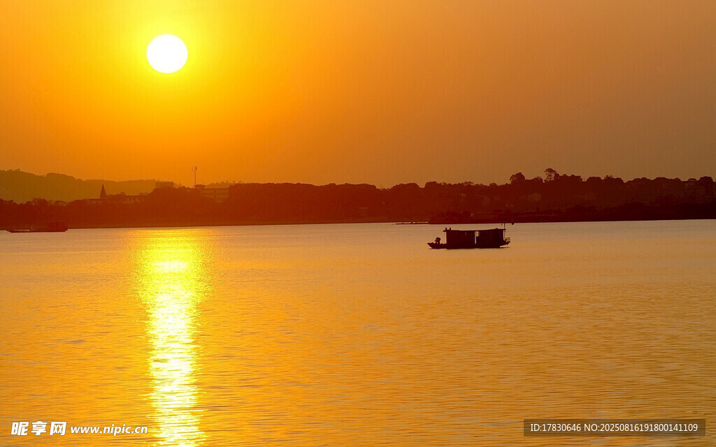 夕阳下的湖面小船美景