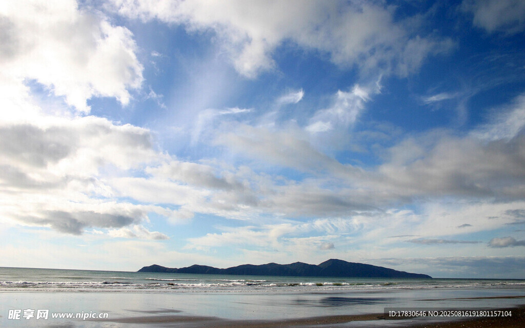 海边蓝天与远处山峦美景