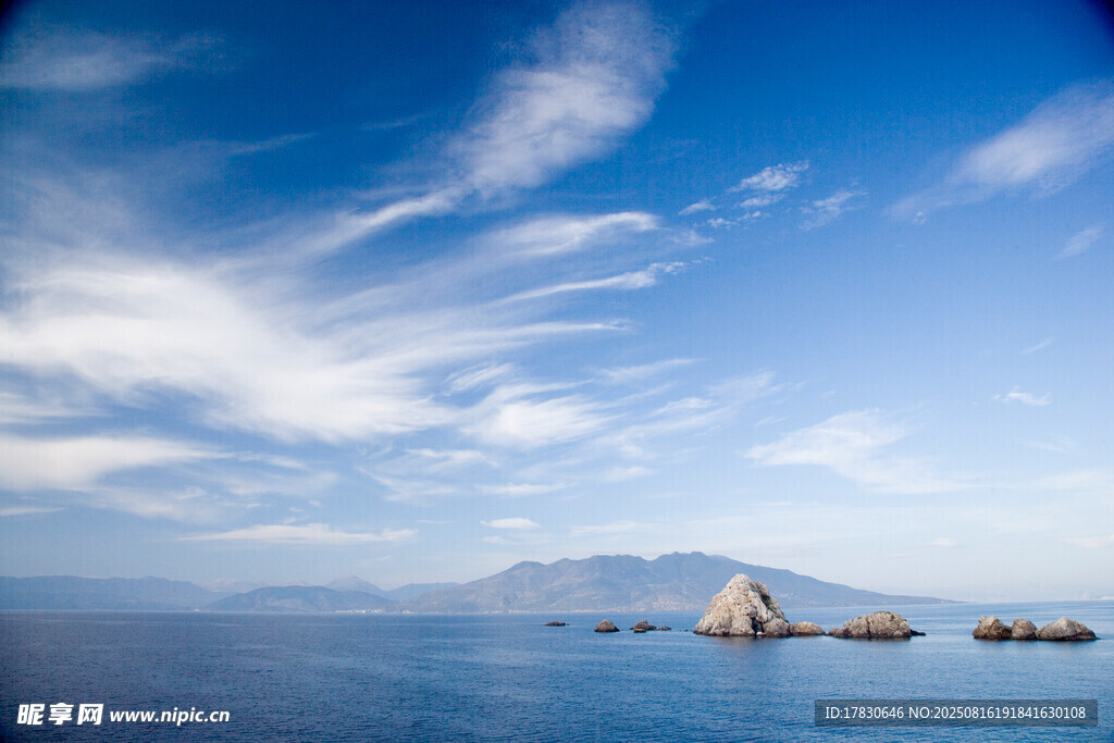 海上美景与远处岛屿风光