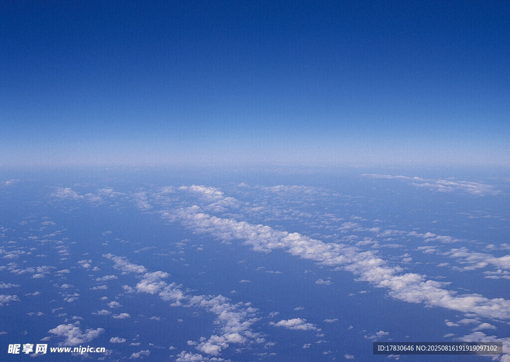 高空俯瞰云海壮丽景观