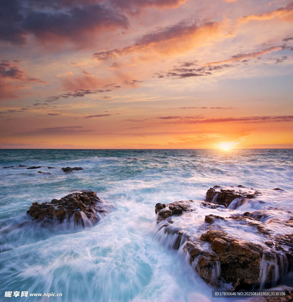 海边日落时分的壮美海景