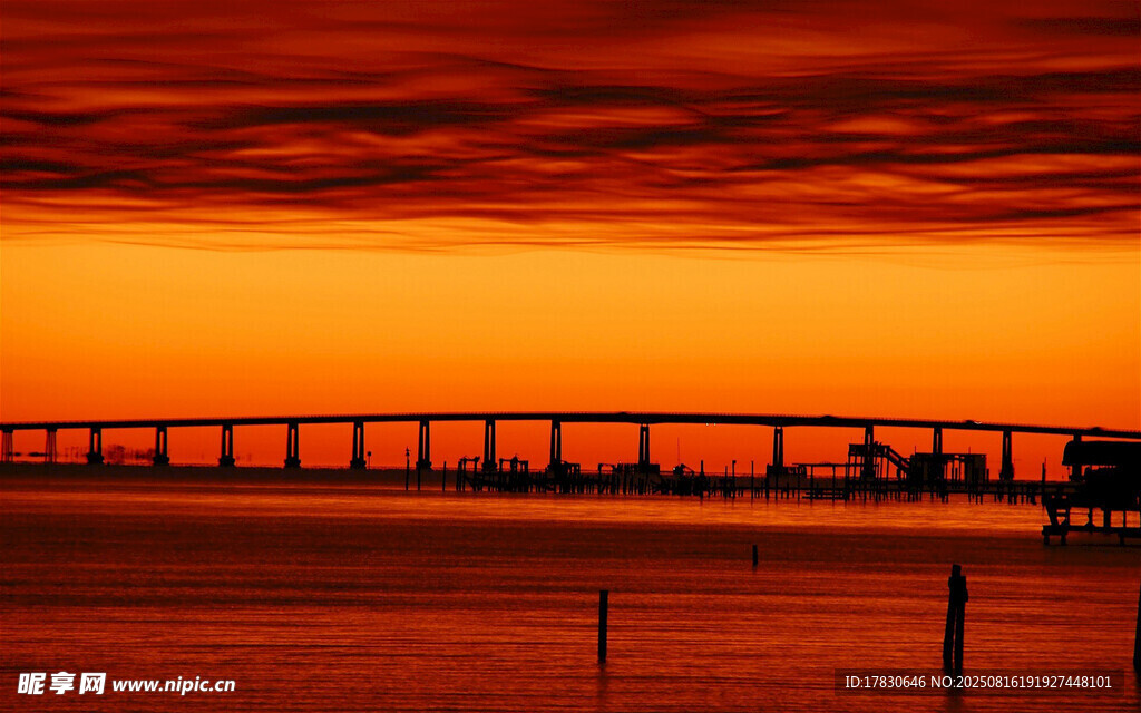 夕阳下的海边栈桥美景