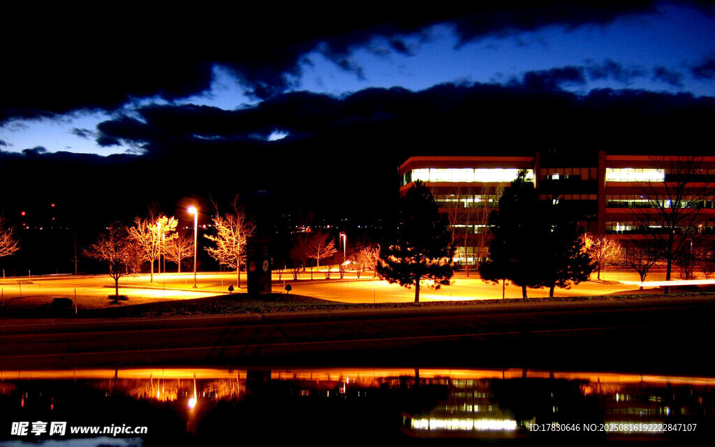 湖畔夜景倒映美丽风光