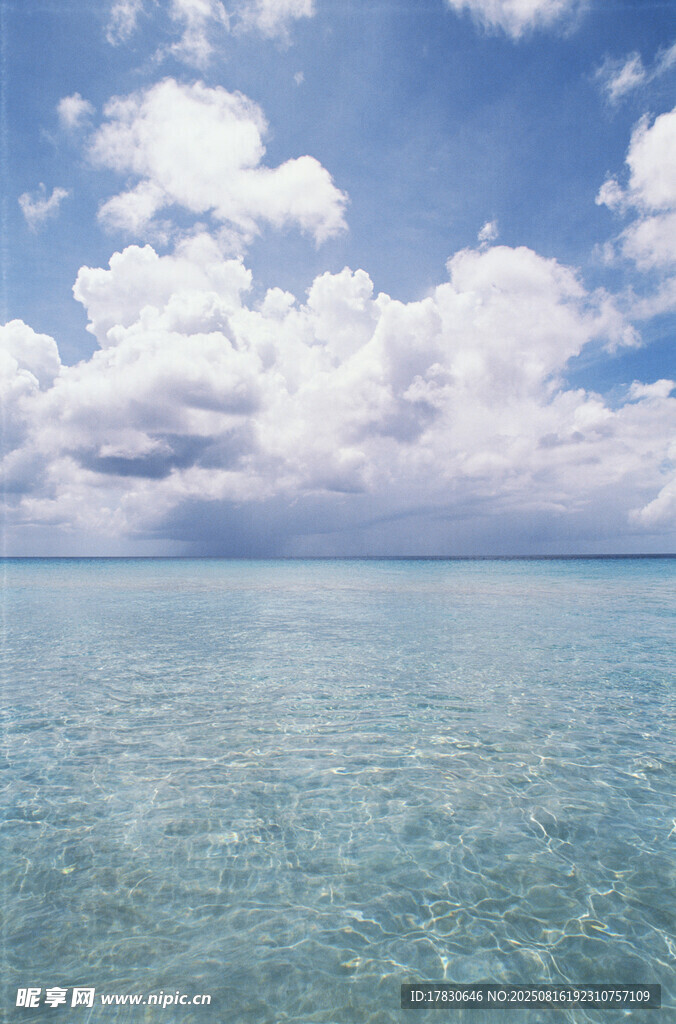 碧海蓝天的宁静海景