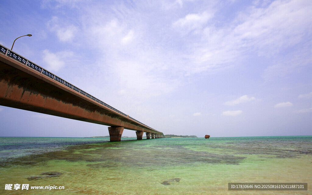 海上长桥横跨碧海蓝天
