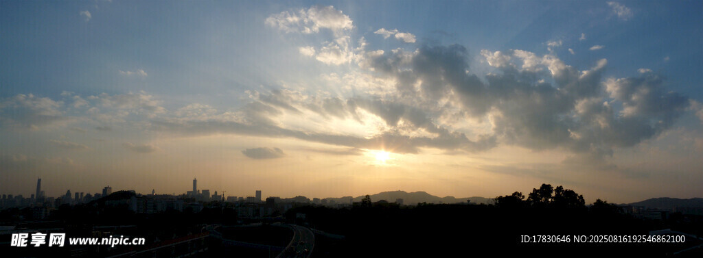 夕阳下的城市天际线
