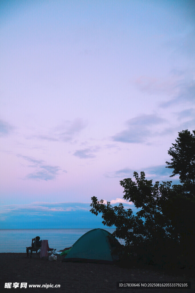 湖畔暮色中的露营场景