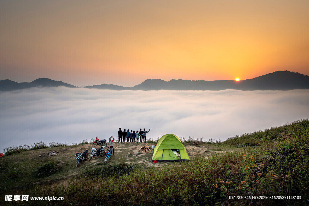 山顶露营赏绝美日出景色