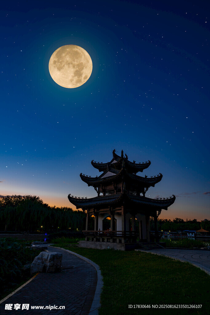 月夜下的古亭美景