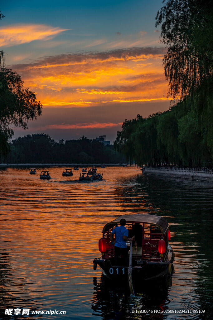 夕阳下泛舟河上的美好画面