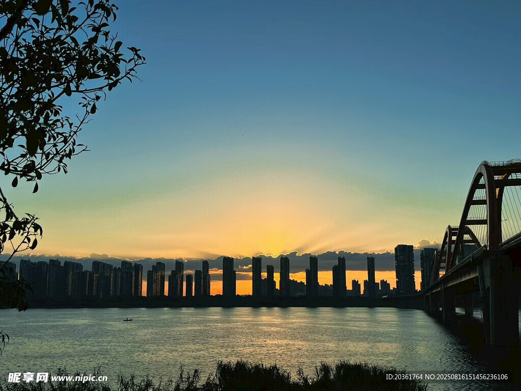 夕阳下的桥梁与宁静水面