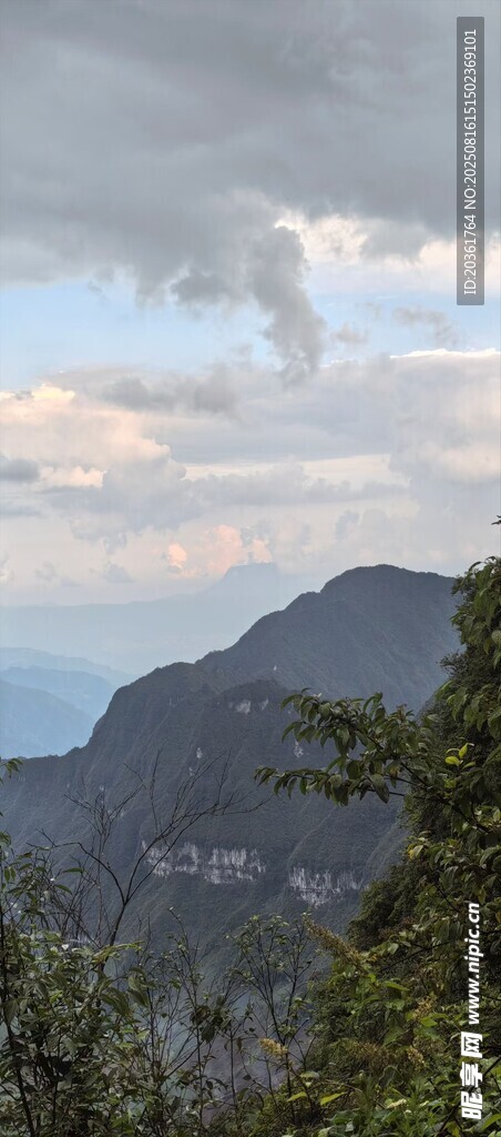 山峦云海壮丽自然景观
